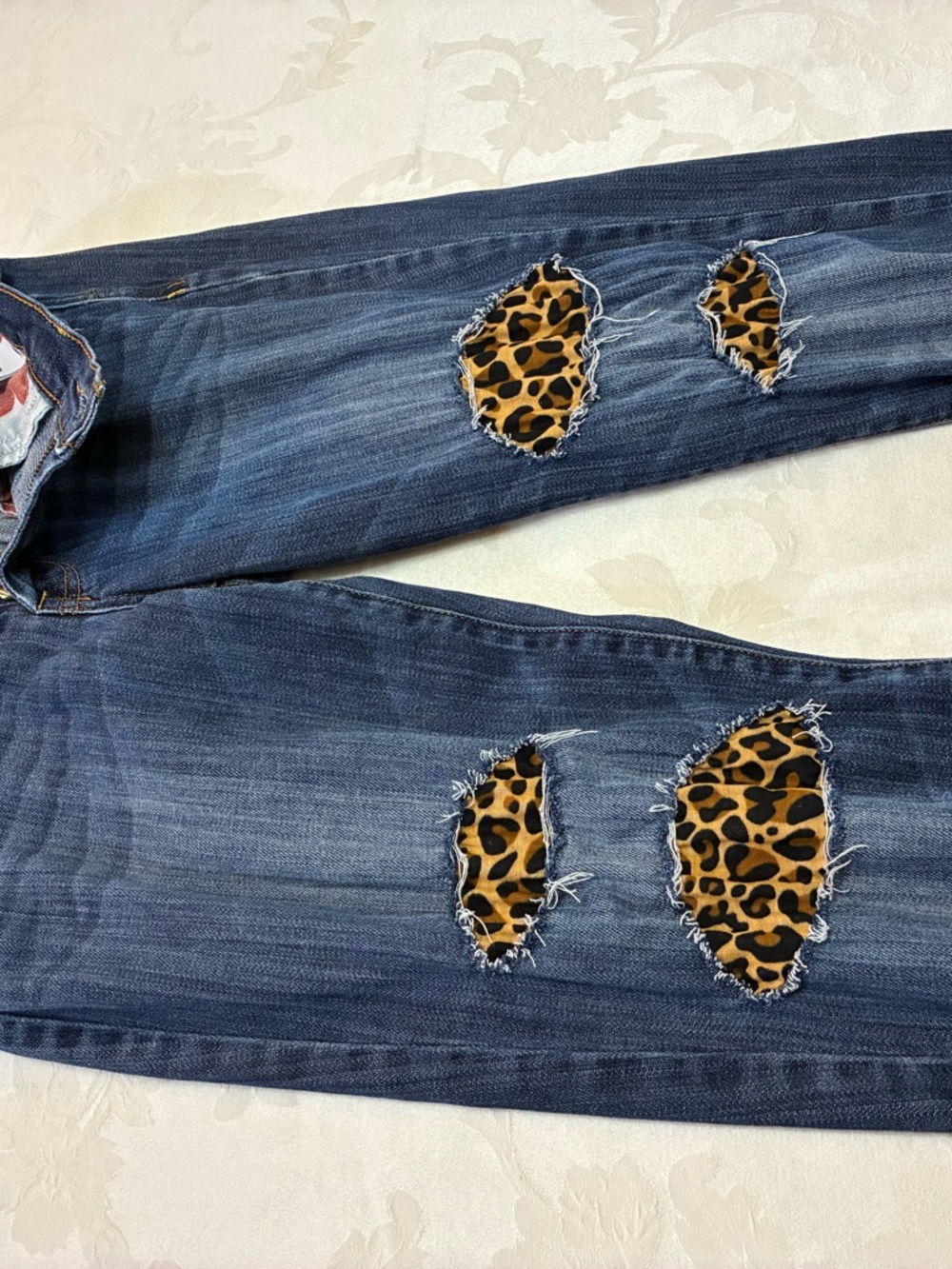 Women’s Lucky Brand Distressed Leopard Hand-Sewn Patched Blue Jeans, Size 6/28 - Picture 6 of 13